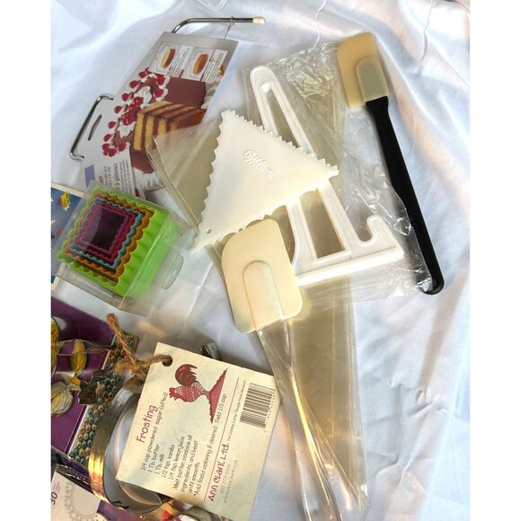 Wilton Cake Decorating Tools Accessories Lot 21+ Pieces Mixed New/Used Condition - Picture 3 of 9